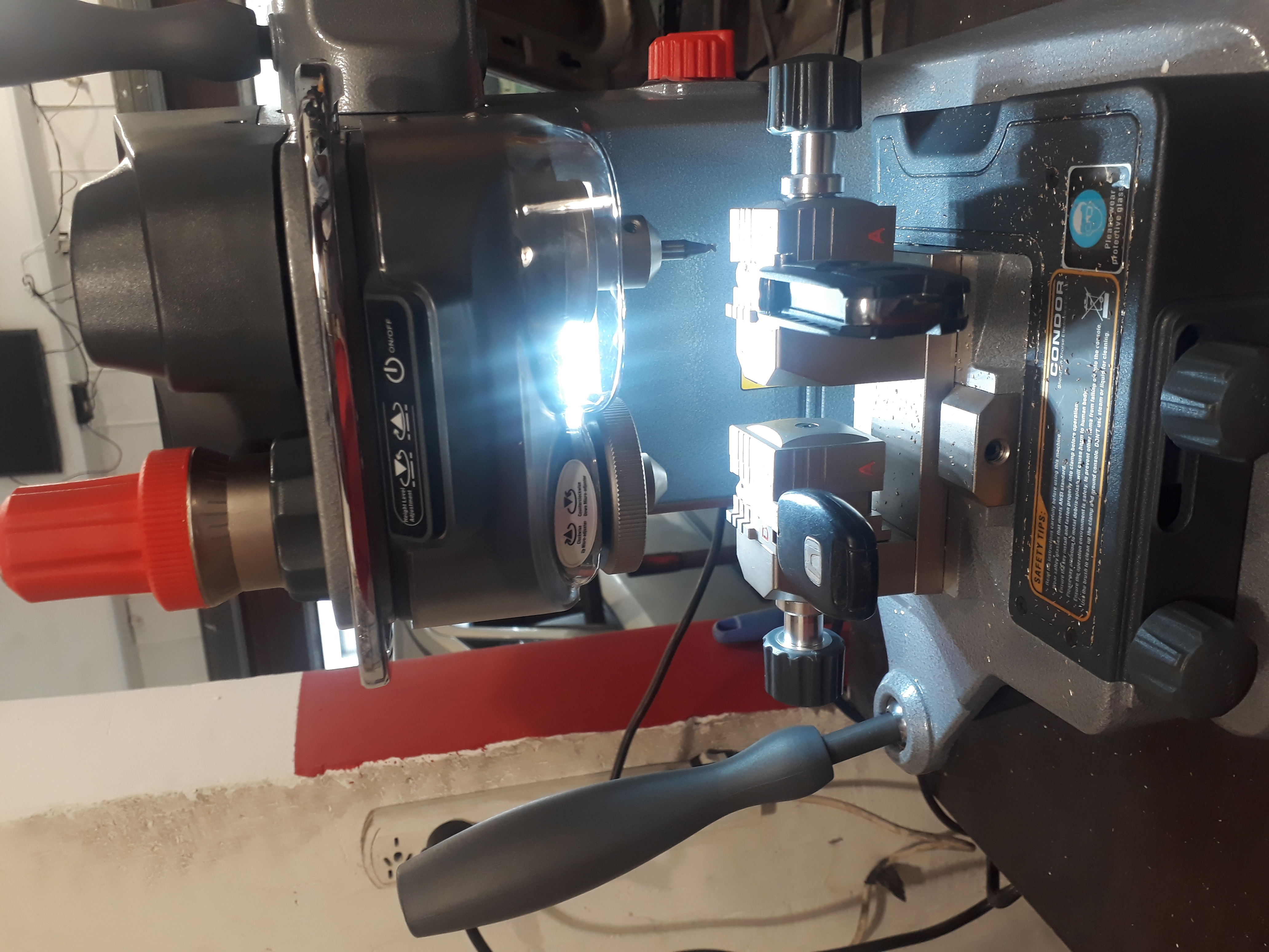 Proceso de tallado y calibración computarizada de llaves con chip en taller Warnes Key CABA
